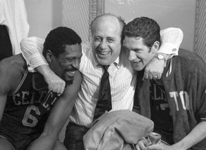 El entrenador de los Celtics, Red Auerbach, abraza a Bill Russell y John Havlicek tras proclamarse campeones de la NBA en 1968.