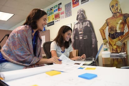 Clara Palau y Naroa Zurutuza trabajan juntas en la sede de Unicef como miembros del recientemente creado equipo de Ciencia en la Unidad de Innovación. Su reto: atraer con sus proyectos al sector privado para que ayude a los programas de desarrollo con algo más que fondos: con datos e información. Detrás de ellas, los carteles en tamaño real de los personajes Darth Vader y C3PO de la película 'Star Wars'.