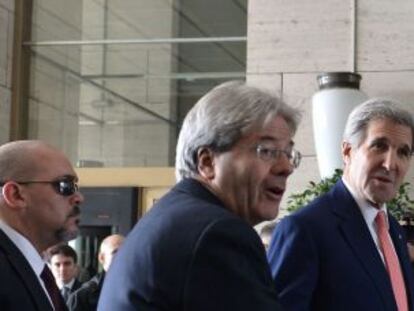 El ministro de Exteriores italiano, Paolo Gentiloni, recibe al secretario de Estado de EE UU, John Kerry, a la reuni&oacute;n que se celebra en Roma. 