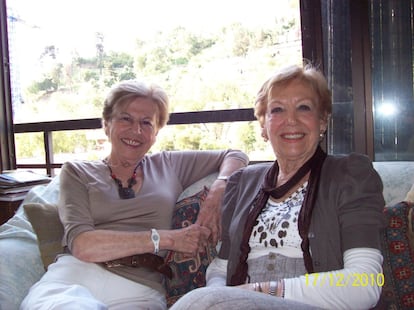 Las hermanas Carmen y María Machado, sobrinas de Antonio y Manuel, fotografiadas en Santiago de Chile, donde vivieron el exilio desde la juventud.