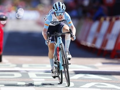 Gaia Realini (Trek-Segafredo) gana la sexta etapa de la Vuelta femenina en Laredo (Cantabria).