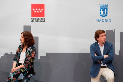 La presidenta de la Comunidad de Madrid, Isabel Díaz Ayuso, y el alcalde de la capital, José Luis Martínez Almeida, durante su intervención en la presentación en la Real Casa de Correos, sede del Gobierno regional, de la maqueta del proyecto final Madrid Nuevo Norte.