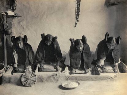 Cuatro mujeres Hopi muelen grano en 1906. 