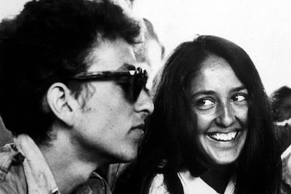 Joan Baez y Bod Dylan, jovencísimos, en el Newport Folk Festival.