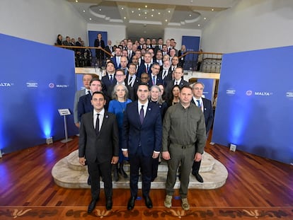 Foto de familia de los representantes de países asistentes este sábado a la reunión en Malta.