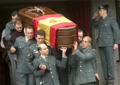 Un grupo de guardias civiles porta el feretro de Antonio Molina, a la salida de la capilla ardiente.