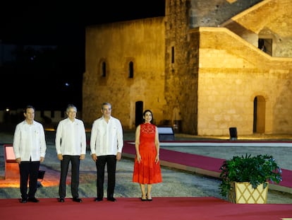 El titular de la Secretaría General Iberoamericana, Andrés Allamand, el presidente ecuatoriano Guillermo Lasso, el presidente de R. Dominicana, Luis Abinader y la primera dama Raquel Arbaje, este viernes en la inauguración de la XXVIII Cumbre Iberoamericana en Santo Domingo.