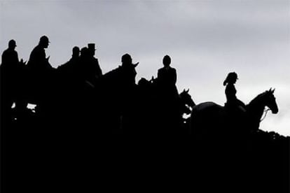 Aficionados a la caza a caballo del zorro con perros aprovecharon ayer en Alderwasley, en el centro de Inglaterra, el último día antes de la entrada en vigor de la prohibición de esta práctica.