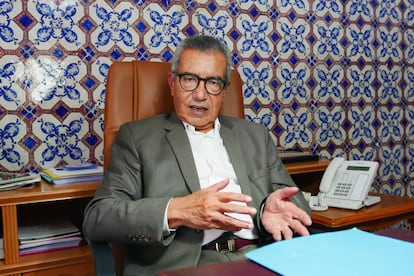 El profesor Abdelmajid Charfi en su despacho del Palacio Zarruk, en Túnez.