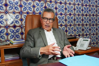 El profesor Abdelmajid Charfi en su despacho del Palacio Zarruk, en Túnez. 