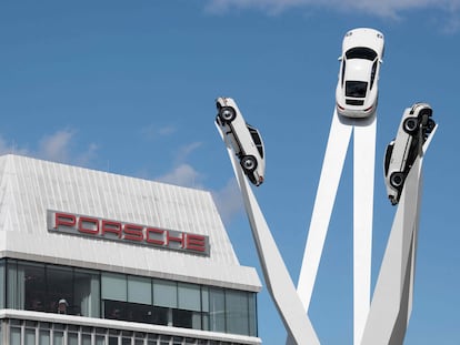 Escultura ante el cuartel general de Porsche en Stuttgart (Alemania).