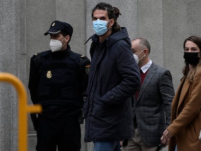 El diputado y secretario de Organización de Podemos, Alberto Rodríguez (en el centro), al llegar al Tribunal Supremo en marzo.