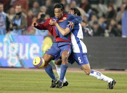 Sergio Sánchez presiona a Ronaldinho