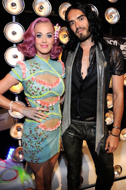 Katy Perry y Russell Brand

“Vacíos y artificiales”. Así definió el presentador y humorista británico Russell Brand los catorce meses de matrimonio que le unieron a la autora de éxitos como I Kissed A Girl. Se casaron en diciembre de 2009, apenas 60 días después de iniciar su noviazgo en unos premios de la MTV. Perry confesaría después que su marido le comunicó su intención de separarse a través de un mensaje de texto.