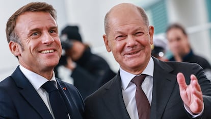 El presidente de Francia, Emmanuel Macron, con el canciller alemán, Olaf Scholz, el 2 de octubre en Berlín.