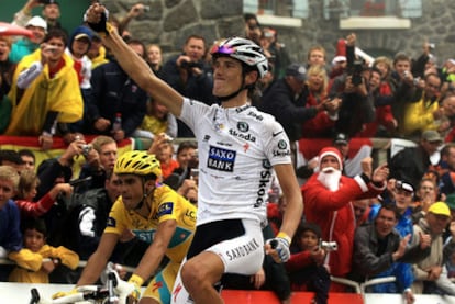 Schleck celebra la victoria de etapa en el Tourmalet junto a Contador.