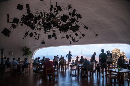 En febrero de 1974, César Manrique y Pepe Dámaso crearon El Almacén, un espacio que revolucionaría la cultura insular con propuestas atrevidas que abrían Lanzarote al mundo de las vanguardias. Durante los primeros años de vida confluyeron creadores y artistas de la talla de Alberti, Aranguren, Espert, el dramaturgo Francisco Nieva o Antonio López, entre otros. En la fotografía, el Mirador del Río, frente al islote de La Graciosa.