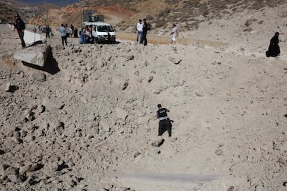 Un oficial de policía inspecciona el cráter de un ataqué israelí en el paso fronterizo de Masnaa (Líbano), este viernes.