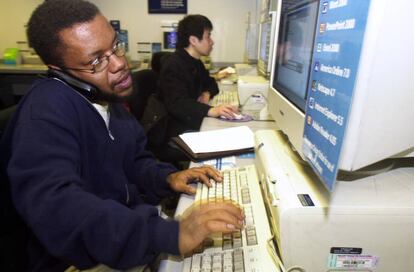 El periodista Jayson Blair trabajando en una redacción.