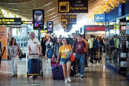 Viajeros transitan por la terminal 4 del aeropuerto de Barajas