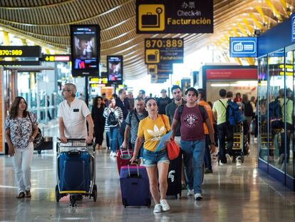 Viajeros transitan por la terminal 4 del aeropuerto de Barajas