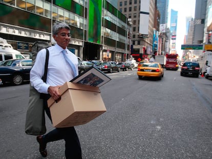Un empleado de Lehman Brothers sale de la sede del banco con sus cosas tras la quiebra de este, en septiembre de 2008.