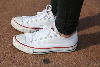 Zapatillas de converse completaron su look.