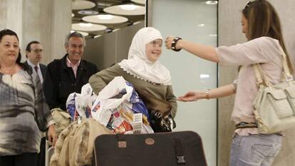 Sara es recibida por su familia española en el aeropuerto de Barajas.