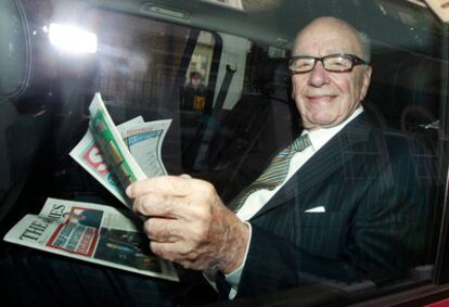Rupert Murdoch, fotografiado el pasado lunes en Londres con el <i>Times</i> y el <i>Sun, </i>dos de los periódicos de News Corporation.