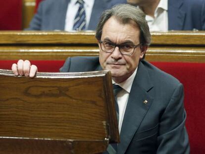 Un gesto de contrariedad de Artur Mas en su esca&ntilde;o, durante la segunda jornada del debate de investidura como candidato a la presidencia de la Generalitat. 
