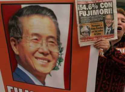 Una simpatizante de Alberto Fujimori, se manifiesta en favor del ex presidente ayer en Lima.