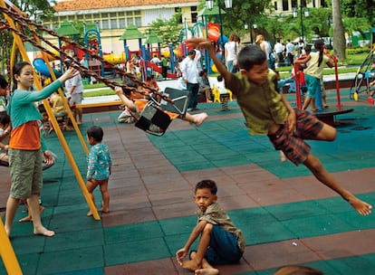Solo el 3% de la población de Camboya tiene más de 65 años. En la imagen, un parque público lleno de niños en el centro de Phnom Penh.