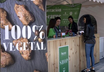 El perfil de asistentes a la feria recorre todas las edades y estéticas. En la imagen, punto de venta de carne vegetal de Heura.