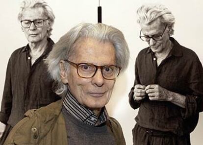 Richard Avedon, ante dos autorretratos en el Metropolitan de Nueva York, en octubre de 2002.