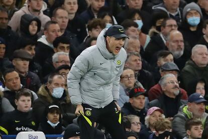 Tuchel da órdenes en Stamford Bridge, contra el Liverpool.