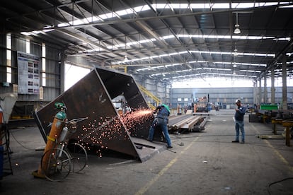 Un trabajador de una fábrica de acero en México.