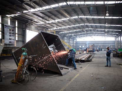 Un trabajador de una fábrica de acero en México.