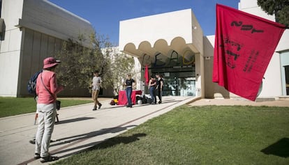 La puerta de la Fundaci&oacute;n Joan Mir&oacute; el d&iacute;a 24, primero de la huelga de los trabajadores de Ciut&#039;art.