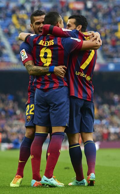 Alexis celebra con Alves y Pedro el primer tanto azulgrana.