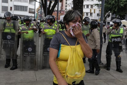 Opositores al gobierno de Nicolás Maduro se manifiestan en rechazo a la decisión del Tribunal Supremo de asumir las competencias del Parlamento, en Caracas.