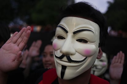 Un manifestante porta una máscara de Anonymous en Kuala Lumpur.