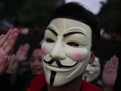 Un manifestante porta una máscara de Anonymous en Kuala Lumpur.