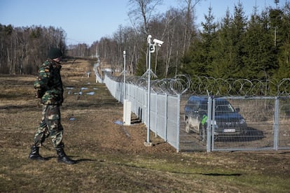 El soldado Algirdas, lituano, camina por la frontera del país con Rusia y con Polonia. La parte vallada es la parte lituana, que se ha levantado con fondos comunitarios.