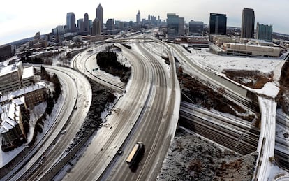 Vista de la ciudad de Atlanta cubierta de hilo tras el paso de la tormenta 'León' que azotó la ciudad y que congeló las carreteras.