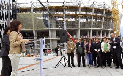 Izaskun Bilbao, a la izquierda, durante su acto electoral de este lunes en la capital vizcaína.