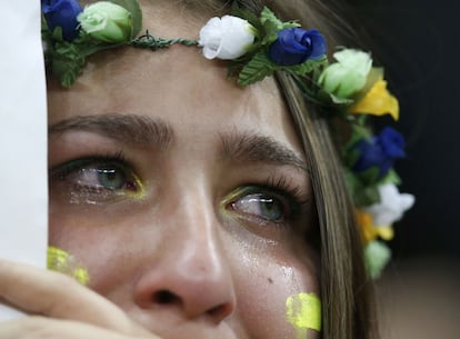 Uma torcedora brasileira lamenta a derrota de sua seleção.