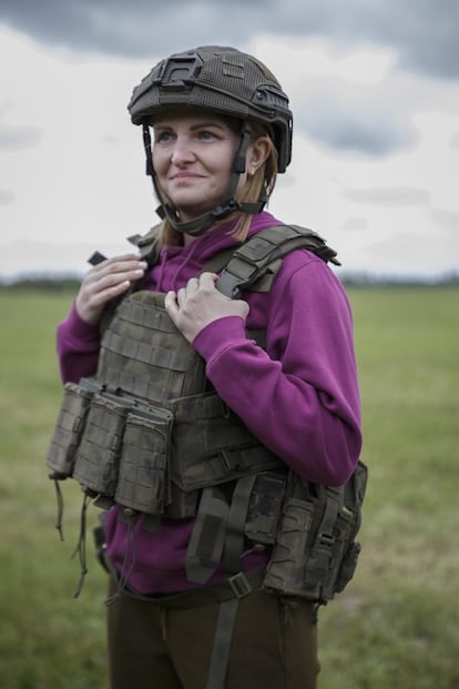 Anna Rybolowicz, de 40 años, equipada con casco y chaleco antibalas.