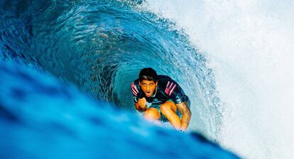 El surfista hawaiano Ezekiel Lau participa en el Corona Bali Protected en Bali (Indonesia).