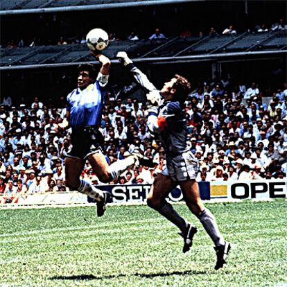 Maradona bate con la mano a Shilton, de Inglaterra, en el Mundial de 1986.