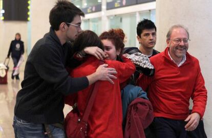 Un grupo de catalanes, que viajaban en el crucero "Costa Concordia", son recibidos por familiares a su llegada al aeropuerto de El Prat de Barcelona